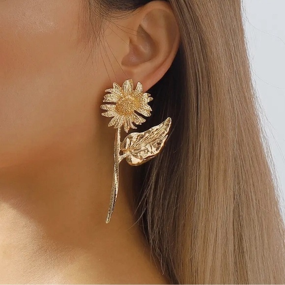 Daisy Flower Gold Earrings - Picture 5 of 16